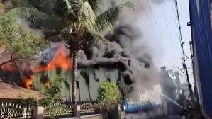 డెకరేషన్ సామగ్రి గోడౌన్‌లో భారీ అగ్నిప్రమాదం