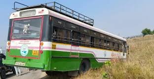 అదుపు తప్పి ఆర్టీసీ బస్ పొలాల్లోకి