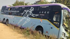 నక్కపల్లి జంక్షన్ దగ్గర ప్రైవేట్ ట్రావెల్స్ బస్సు బోల్తా..!