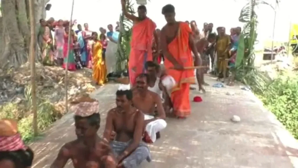 నెత్తిపై కొబ్బరికాయలు పగులగొట్టే వింత ఆచారం.. ఎక్కడంటే?