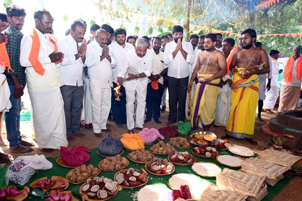 మాజీ మంత్రి పెద్దిరెడ్డి చే పటాలమ్మ ఆలయం ప్రారంభం