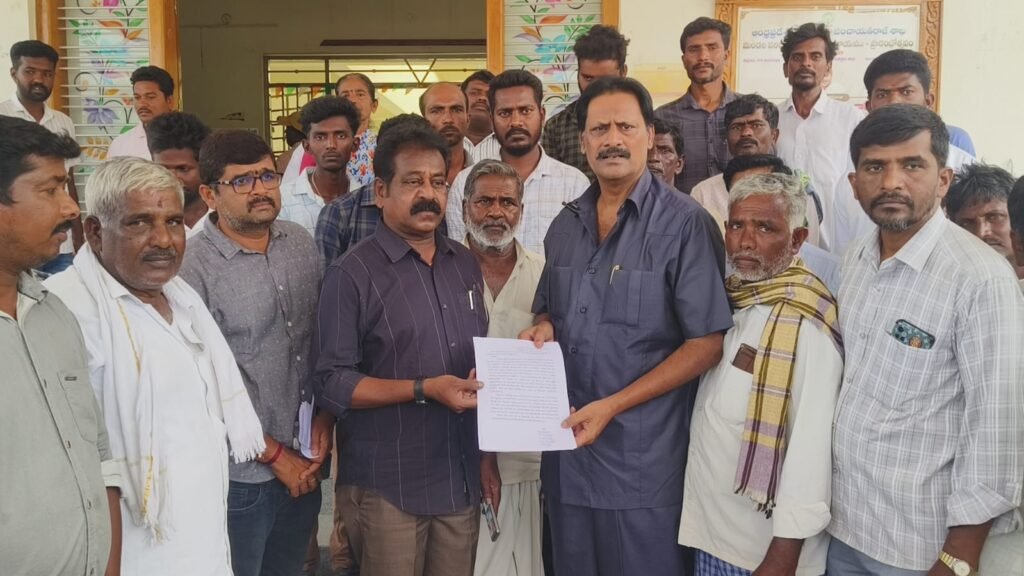 మా భూములు మాకే వదిలేయండి.. గోపిశెట్టి రైతుల నిరసన..