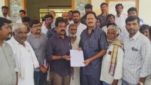 మా భూములు మాకే వదిలేయండి.. గోపిశెట్టి రైతుల నిరసన..