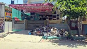 పన్ను కట్టకపోతే …. మీ ఇంటి ముందు చెత్తవేస్తాం