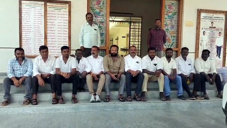 అధికారుల పనితీరుపై కూటమి నేతల నిరసన