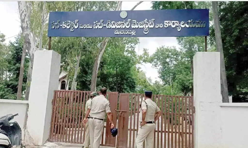 మదనపల్లె లో కలెక్టరేట్ ఎదుట నిరసన ధర్నా