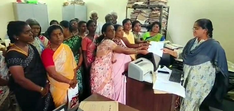 ఇళ్ల స్థలాలు కేటాయించాలని వినతి