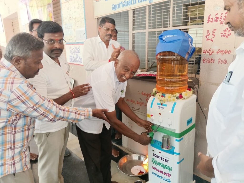 ఆర్టీసి ప్రయాణికులకు వాటర్‌కూలర్‌ విరాళం
