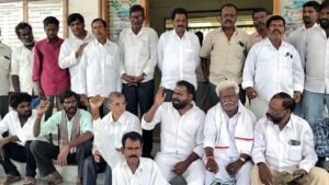 తహశీల్ధార్‌, ఆర్‌ఐ రాలేదని దళితుల ధర్నా