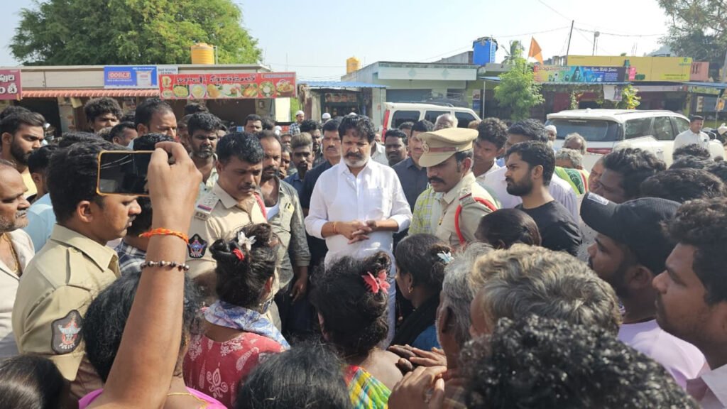 రోడ్డు ప్రమాద మృతుడి శవంతో స్టేషన్‌ వద్ద ధర్నా, రాస్తారోకో