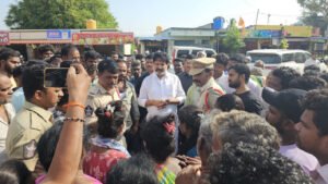 రోడ్డు ప్రమాద మృతుడి శవంతో స్టేషన్‌ వద్ద ధర్నా, రాస్తారోకో