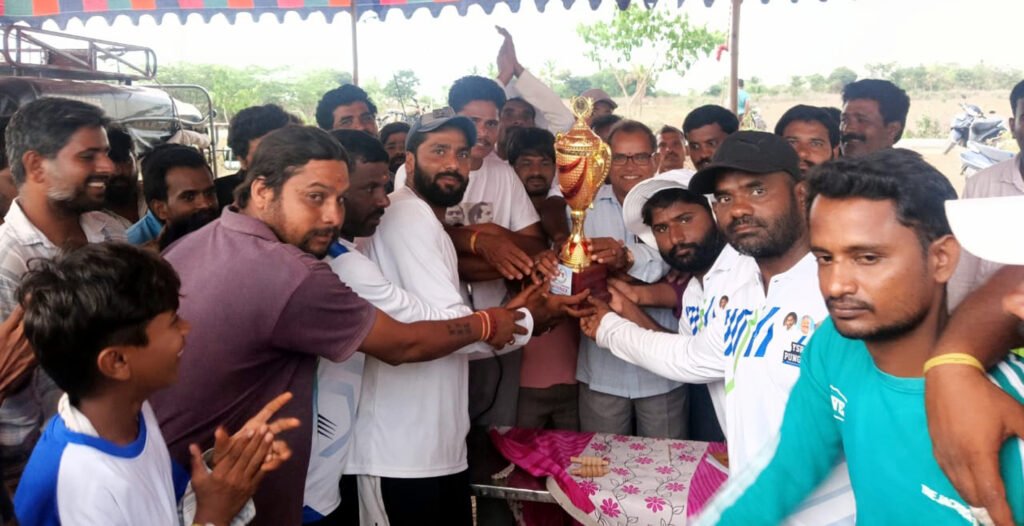 మిధున్‌దళం క్రికెట్‌ టోర్నమెంట్‌లో జువ్వలదిన్నెతాండాకు ప్రథమ బహుమతి