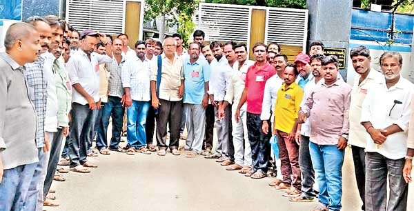శ్రీ సత్యసాయి తాగునీటి పథకం కార్మికుల సమ్మె విరమణ.