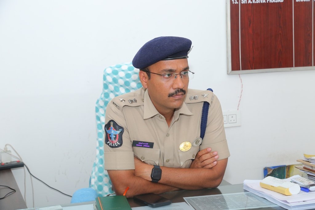 క్రమశిక్షణతో, నిబద్దత కలిగి నిజయితీగా విధులు నిర్వర్తించాలి