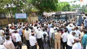 బి.కొత్తకోటలో ఆర్టీసీ సేవలపై ప్రయాణికుల ఆగ్రహం