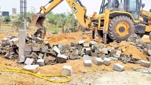 నీరుగట్టుపల్లెలో అక్రమ కట్టడమంటూ కూల్చివేతకు యత్నం