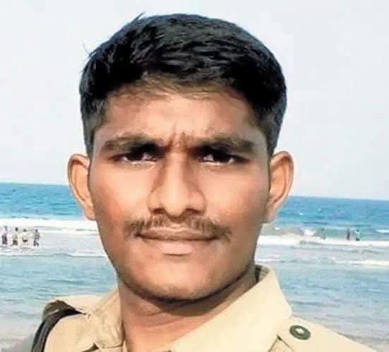 అతనో సాధారణ కానిస్టేబుల్.