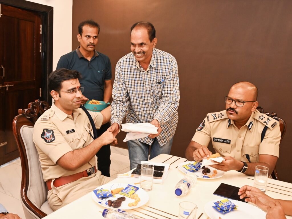 డీఎస్పీగా పదోన్నతి పొందిన డీసీఆర్బీ సీఐ ఎస్.లక్ష్మణమూర్తి
