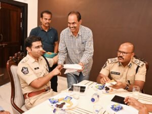 డీఎస్పీగా పదోన్నతి పొందిన డీసీఆర్బీ సీఐ ఎస్.లక్ష్మణమూర్తి