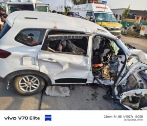 కల్వర్టును ఢీకొన్న కారు