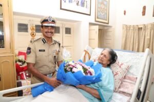 మా అమ్మని పరామర్శించి, ఆమె ఆశీర్వాదం తీసుకున్నాను.