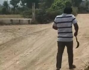 మంగంపేటలో కత్తితో హల్‌చల్
