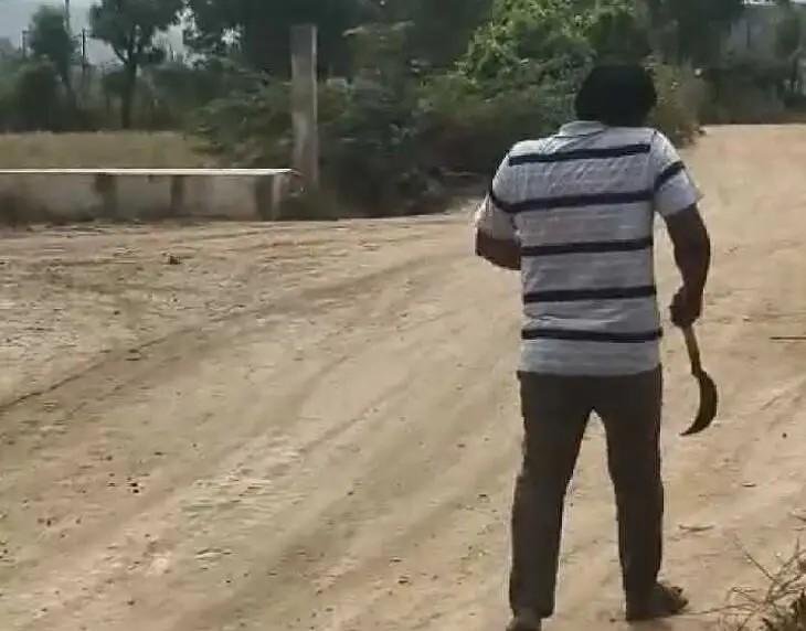 మంగంపేటలో కత్తితో హల్‌చల్