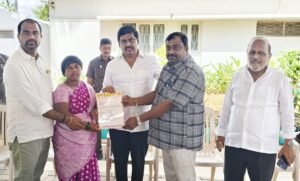 టిడిపి సభ్యత్వ బీమా కింద రూ.5 లక్షల చెక్కు అందజేత