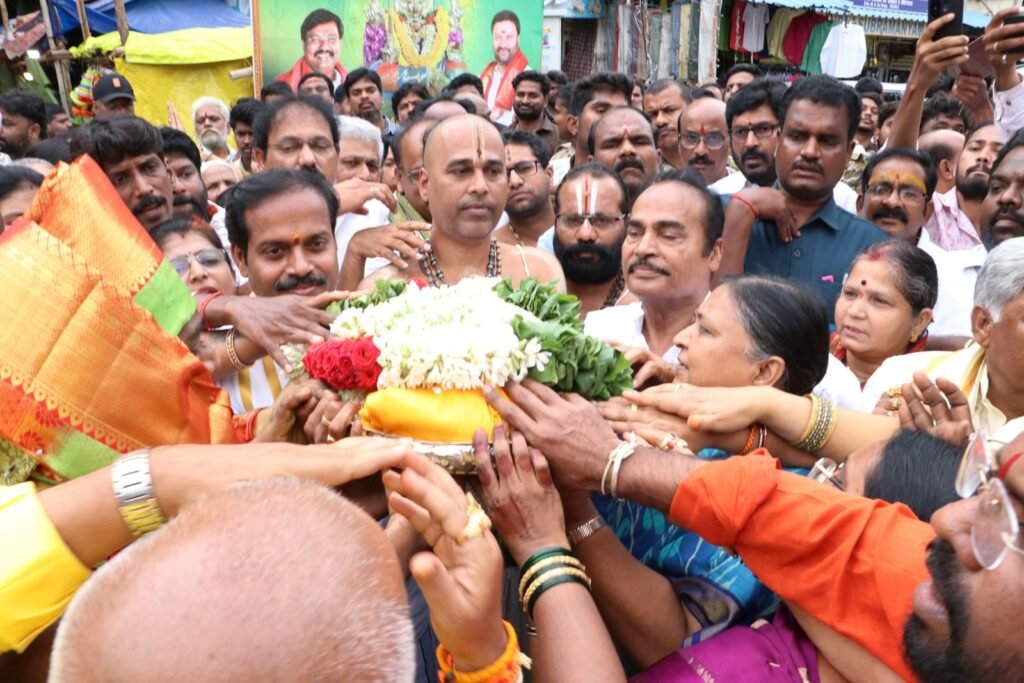 శ్రీ తాతయ్యగుంట గంగమ్మకు ఘనంగా శ్రీవారి సారె సమర్పణ