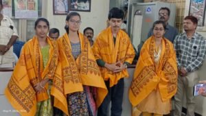విద్యార్థులకు సన్మానం