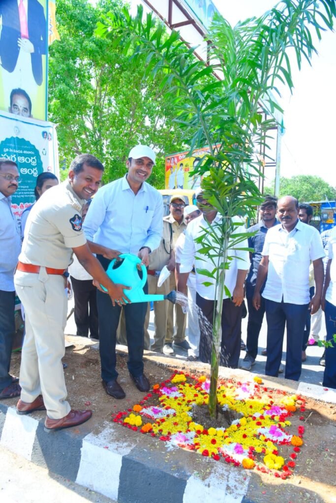 రహదారి వనం మొక్కలు నాటే కార్యక్రమం లో పాల్గొన్న జిల్లా కలెక్టర్ ఏ.శ్యామ్ ప్రసాద్