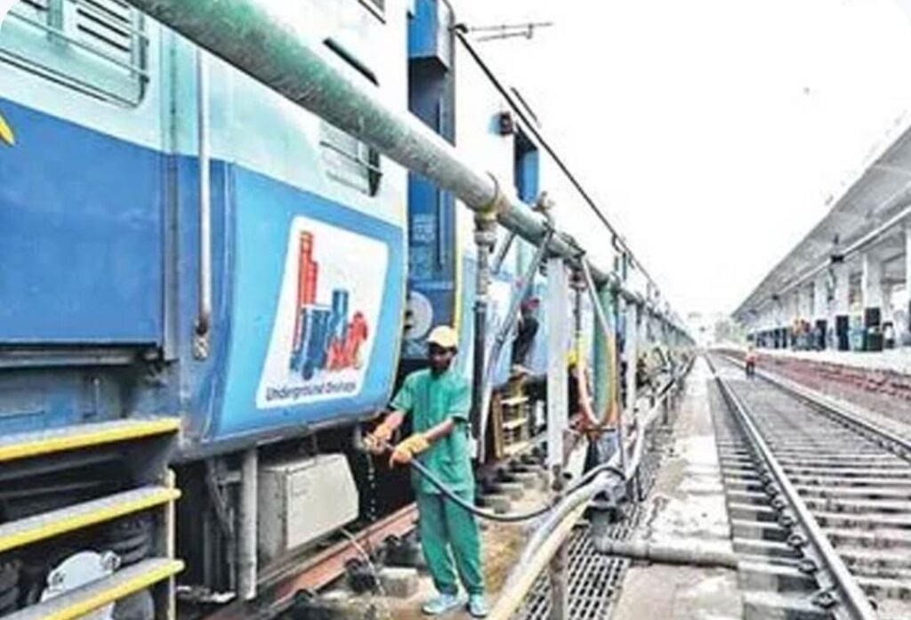 రైల్లో వేల లీటర్ల నీరు ఎక్కడ నిల్వ చేస్తారు?