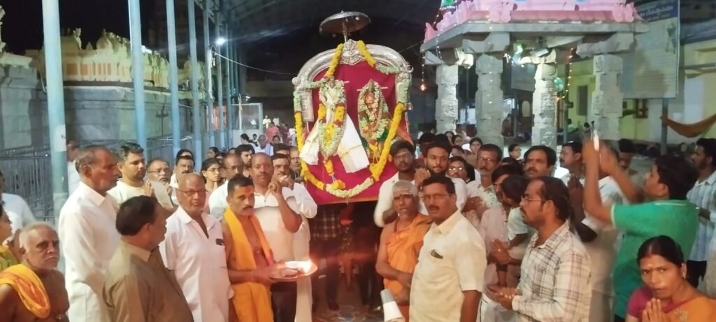 భద్రకాళి సమేత వీరభద్రస్వామి ఆలయంలో ఘనంగా పల్లకి సేవ