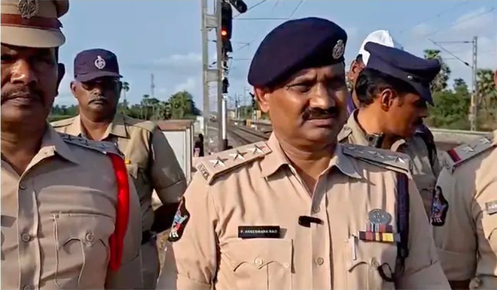 దోపిడీ దొంగలపై జీఆర్పీ పోలీసుల కాల్పులు