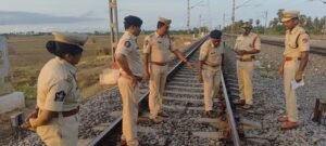 ఆలూరు రైల్వేగేట్‌ సమీపంలో కాల్పుల కలకలం.