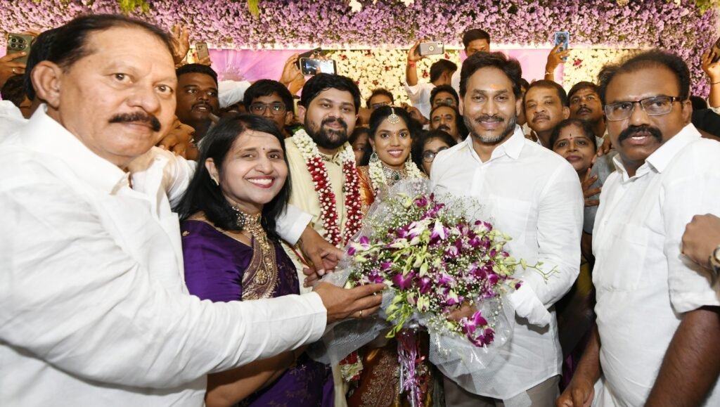 నూతన వధూవరులు ఆశీర్వదించిన వైయస్‌ జగన్