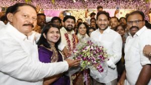నూతన వధూవరులు ఆశీర్వదించిన వైయస్‌ జగన్