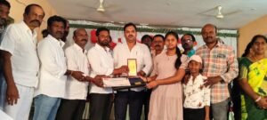 ప్రతిభావంతులైన విద్యార్థులకు పురస్కారాలు