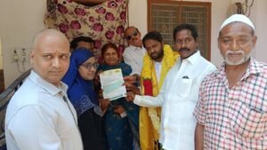 సీఎం రిలీఫ్ ఫండ్ చెక్కును అందజేసిన ఎమ్మెల్యే