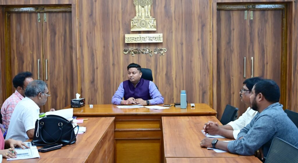 జిల్లాలో విద్యా అభివృద్ధిపై ప్రత్యేక దృష్టి పెట్టాలి.