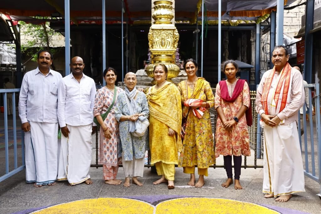 శ్రీకాళహస్తీశ్వర స్వామిని దర్శించుకునన్న అరోమా సింగ్ ఠాకూర్