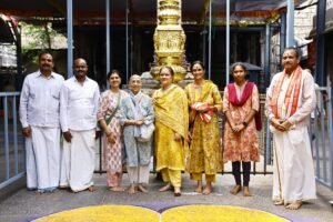 శ్రీకాళహస్తీశ్వర స్వామిని దర్శించుకునన్న అరోమా సింగ్ ఠాకూర్