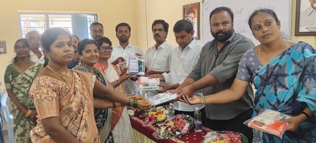 5g స్మార్ట్ ఫోన్ల పంపిణీ కార్యక్రమం లో పాల్గొన్న పుంగనూరు మండల కూటమి నాయకులు