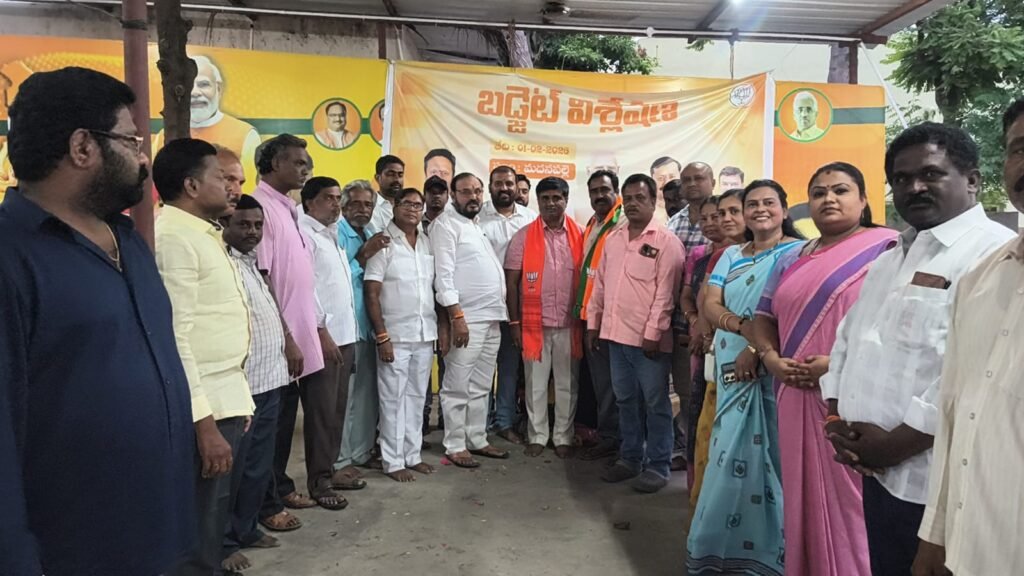 బిజెపి జిల్లా అధ్యక్షుడు ని ఘనంగా సన్మానించిన పుంగనూరు సీనియర్ నాయకులు