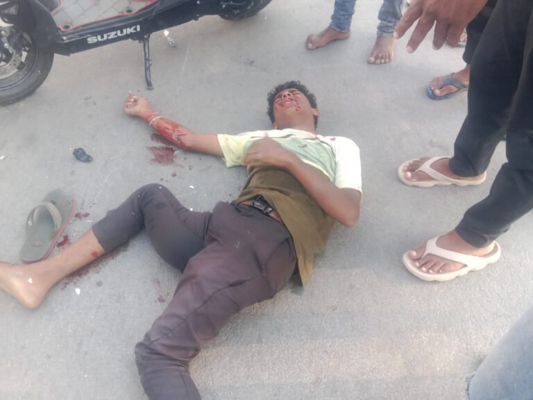 జెసిబిని ఢీకొన్న ద్విచక్రవాహనం