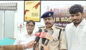 యువతకు డీఎస్పీ కృష్ణమోహన్ సీరియస్ వార్నింగ్