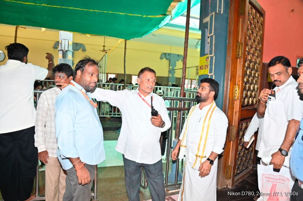 దుర్గమ్మ వారి ఆలయానికి తరలి వచ్చిన భక్తులు