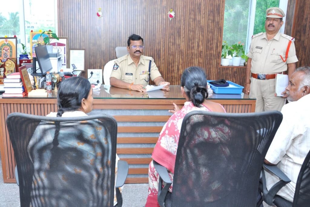 ఫిర్యాదుల పరిష్కారంలో అలసత్వం వద్దు