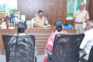 ఫిర్యాదుల పరిష్కారంలో అలసత్వం వద్దు