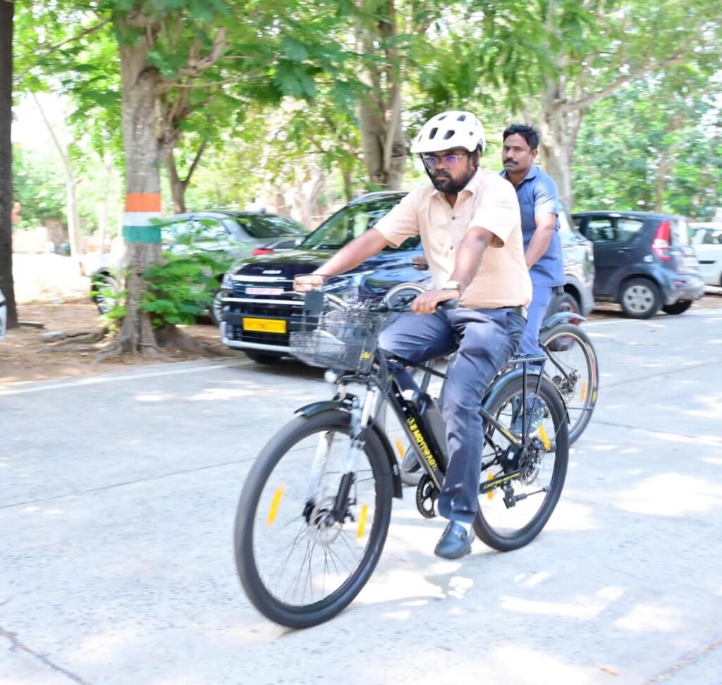 సైకిల్ పై విధులకు హాజరైన జిల్లా కలెక్టర్.